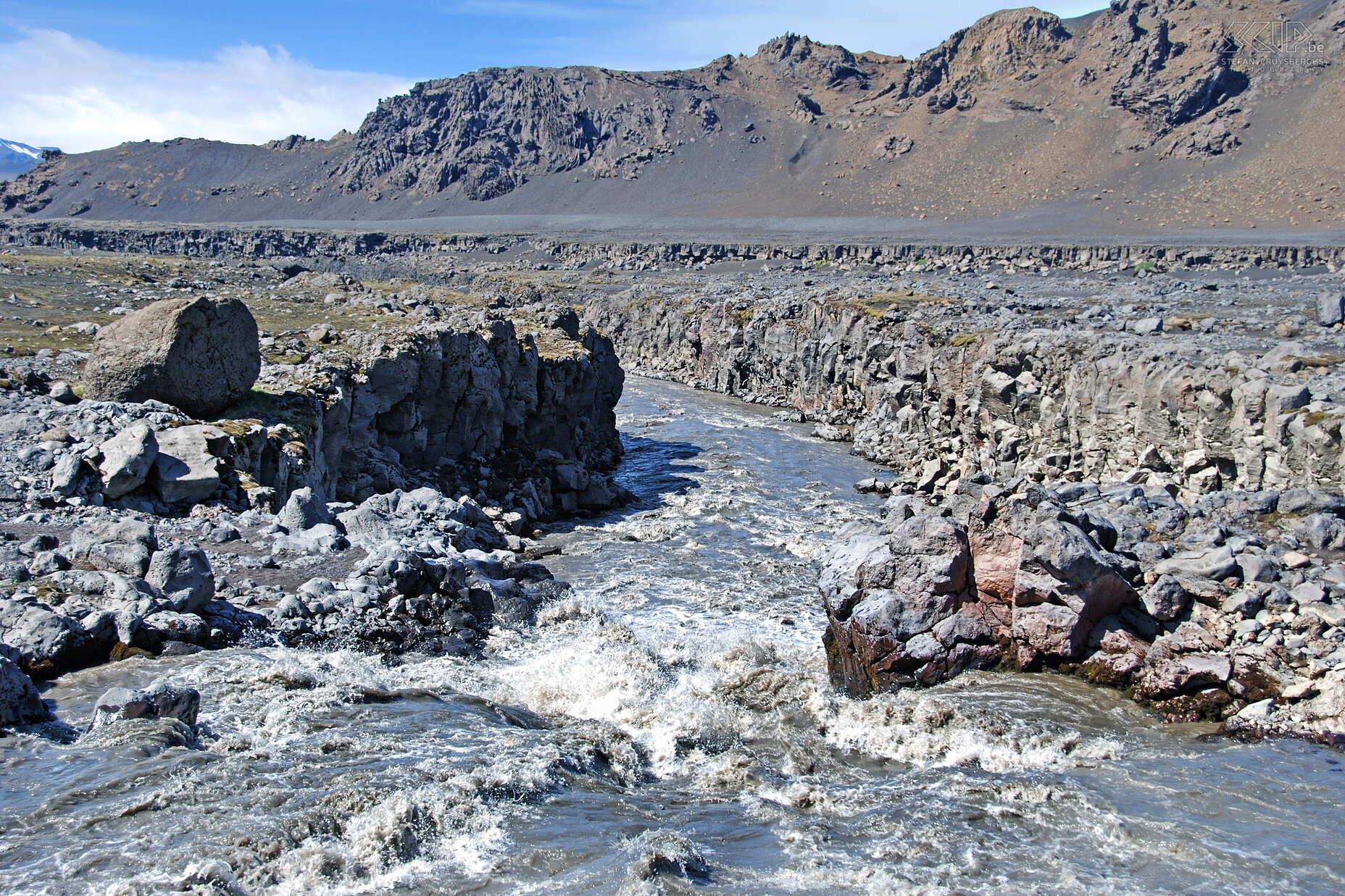 Naar Emstrur - Innri-Emstruá rivier De ondiepe Bratthálskvísl en Blafjallakvisl moesten we te voet door, maar de woeste Innri-Emstruá rivier is gelukkig overbrugd. Stefan Cruysberghs